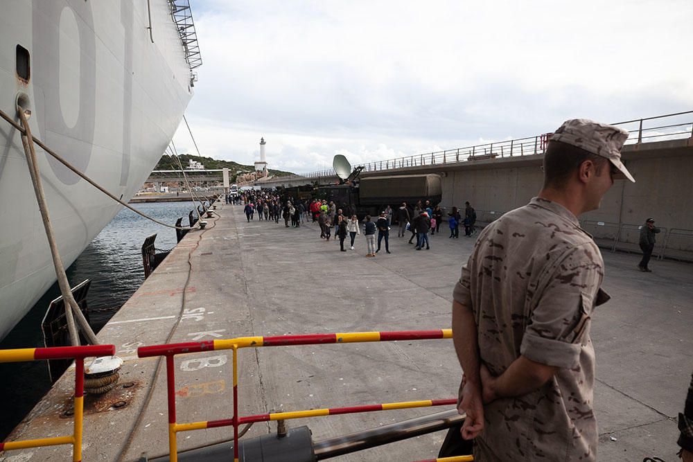 Jornada de puertas abiertas en el portaviones 'Juan Carlos I' en Ibiza