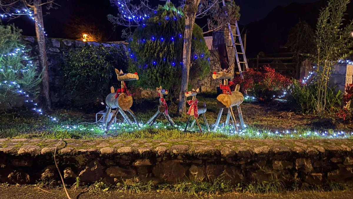 En imágenes: el pueblo de Villanueva, en Cangas de Onís, sorprende con su esmerada decoración navideña