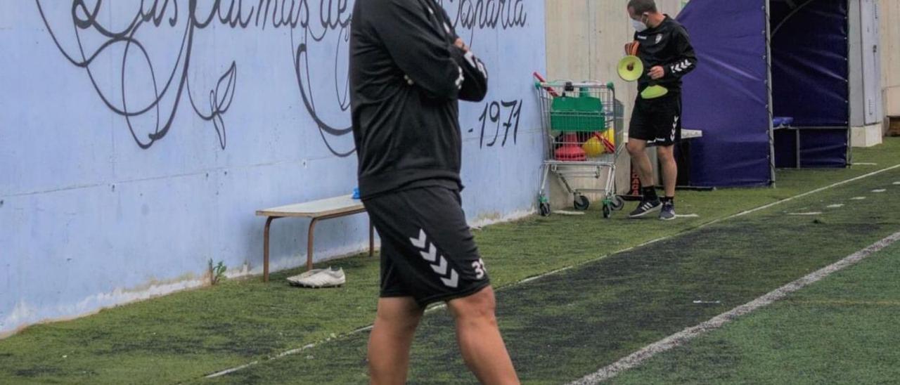 Pachi Castellano, entrenador de la UD Tamaraceite, en el campo Juan Guedes. | | LP/DLP
