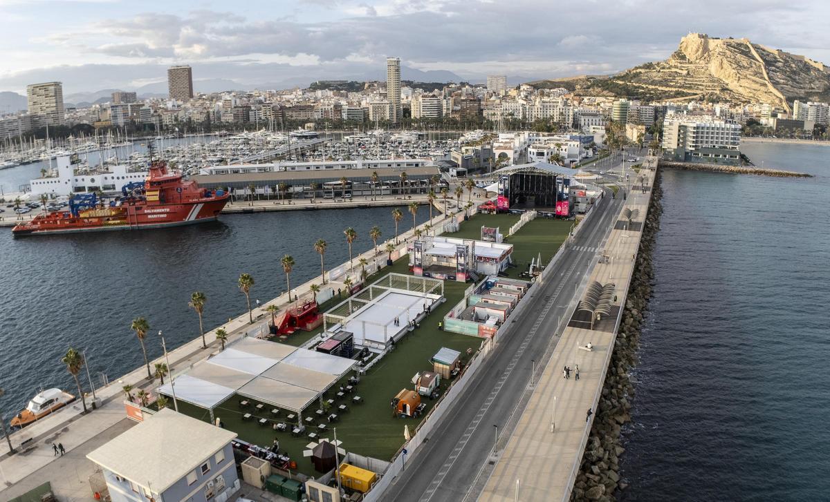 Navalia lleva la Navidad al puerto de Alicante