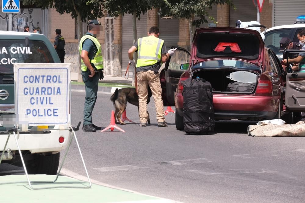 Despliegue de la Guardia Civil en el barrio del Rincón de Redován para poner coto a la venta al menudeo de droga