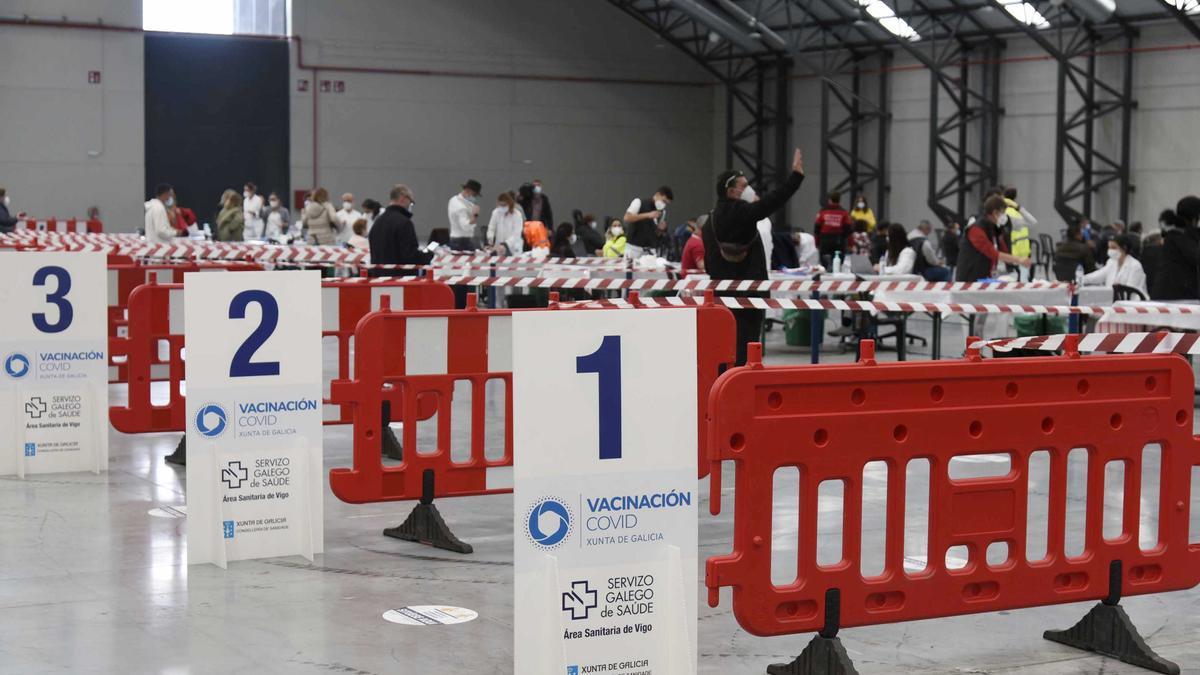 Puntos de vacunación en el Ifevi, en Vigo.