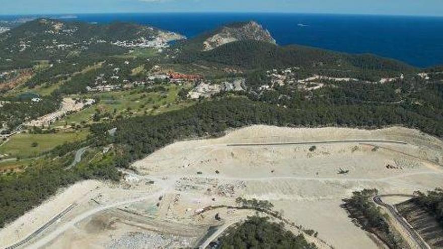 Vista aérea de parte de las instalaciones, impermeabilizadas, del vertedero de Ca na Putxa.