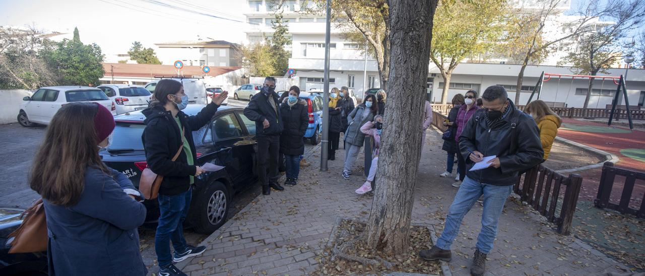 Dídac Martorell (segundo por la izquierda), este sábado, en la plaza Blai Bonet de s’Arenal, donde arrancó una ruta guiada para 30 personas.