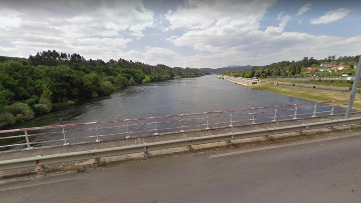 El joven se lanzó al río desde el puente de Salvaterra // Google Maps