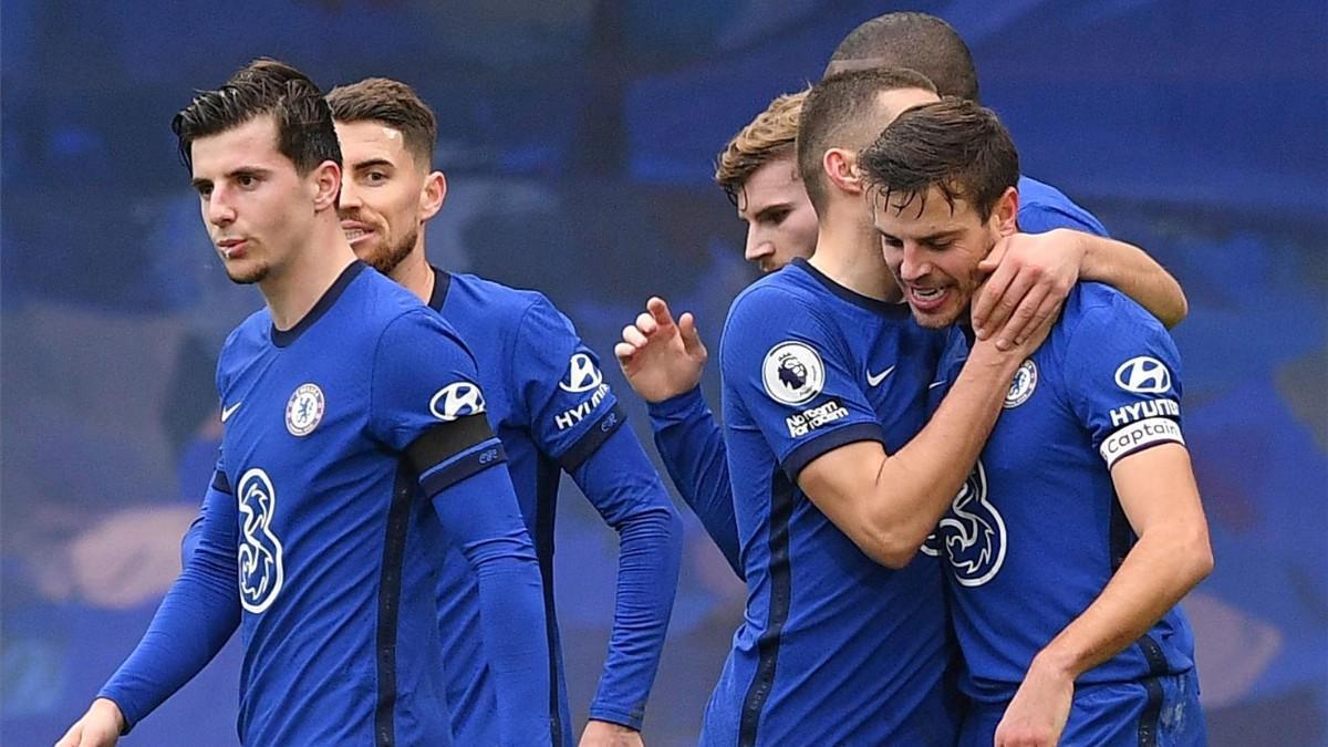 Los jugadores del Chelsea celebran el gol de Azpilicueta.