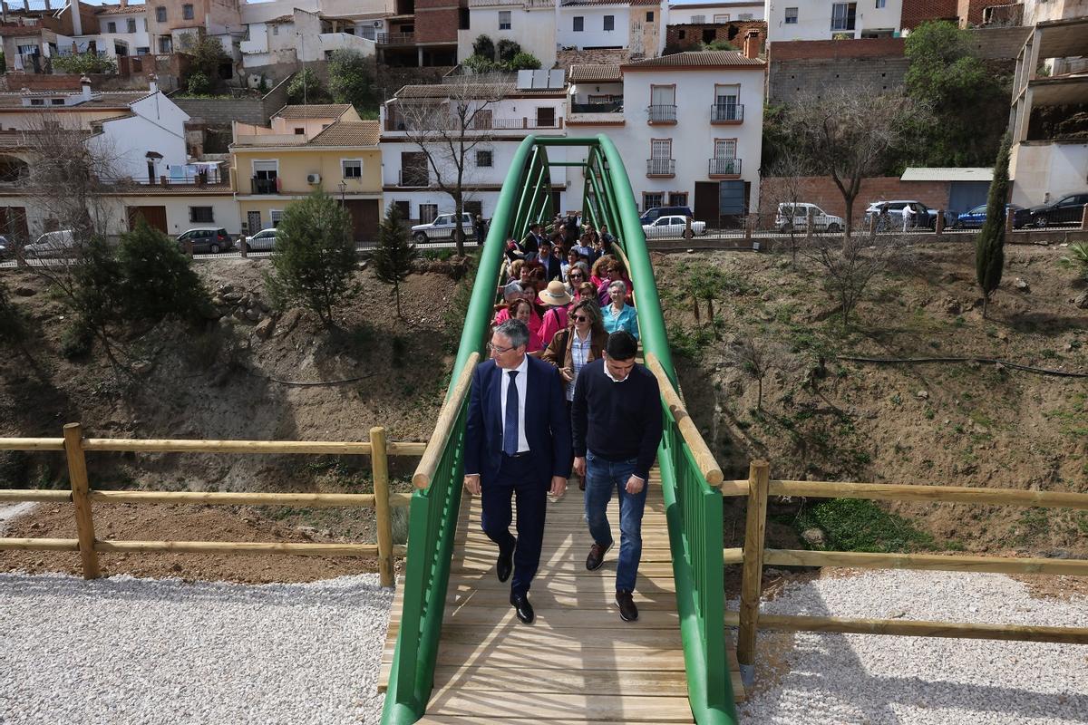 El nuevo puente une Riogordo con la gran senda.