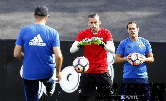 Caras largas tras perder ante el Betis