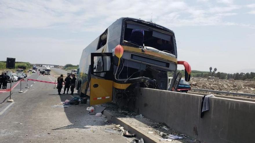 Al menos ocho muertos en un terrible accidente de guagua en Perú