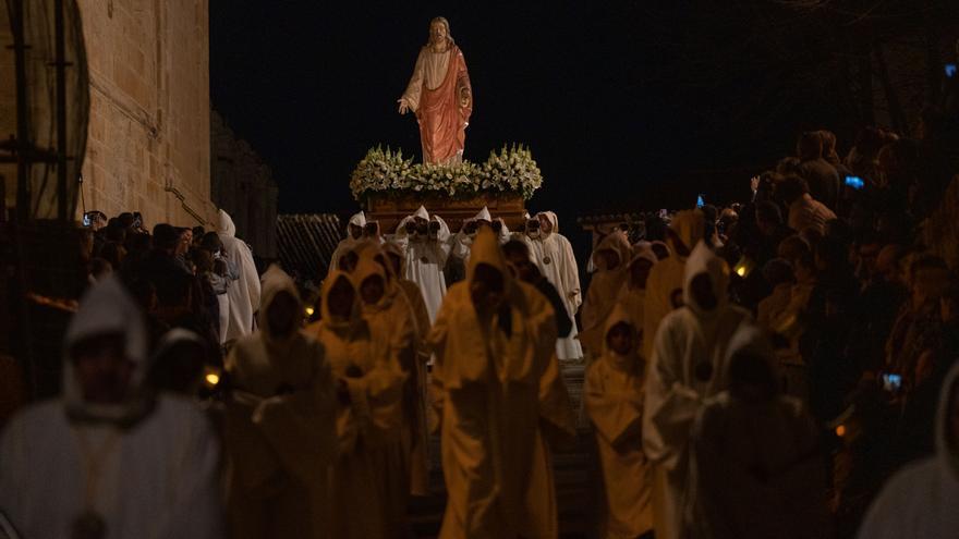 Jesús Luz y Vida: Lejos del camposanto