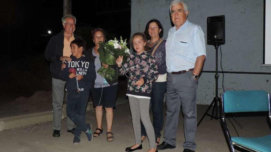 Jesús Villar, a la derecha, con los actores del documental la noche del estreno en Cibanal de Sayago.