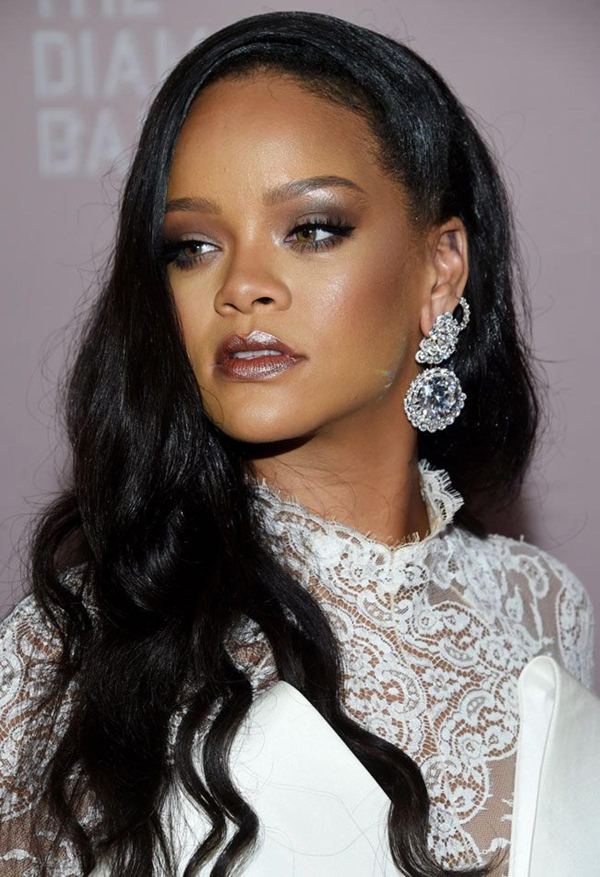 Rihanna con maquillaje en tonos marrones y grises en el Diamond Ball