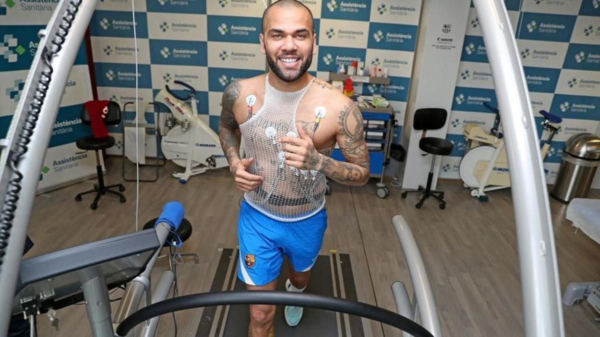 Dani Alves corre por la cinta durante las pruebas físicas en la ciudad deportiva.