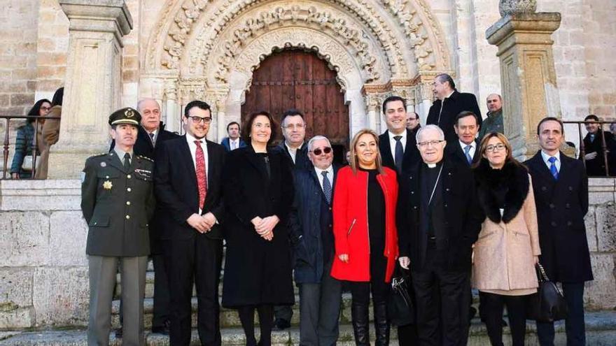 Los asistentes al acto de presentación de Las Edades posan junto a la Colegiata.