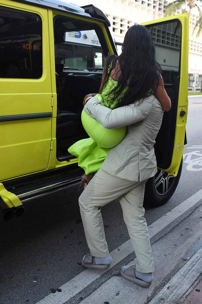 Kanye West cogiendo en brazos a Kim Kardashian