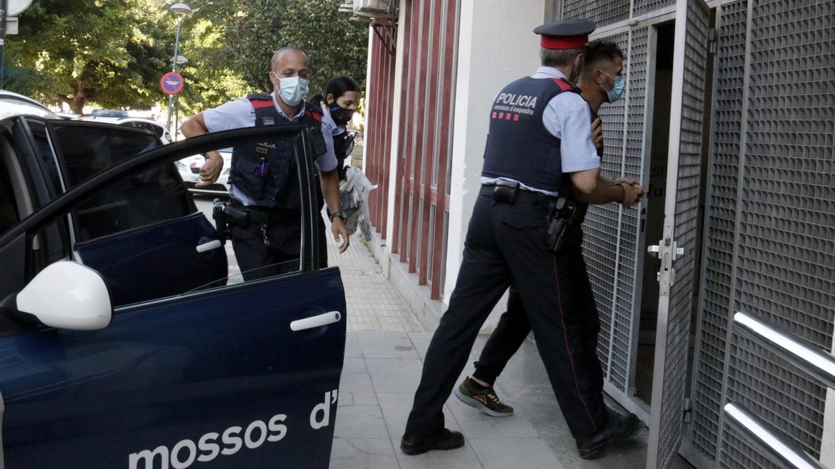 un dels detinguts en l'operatiu contra la trama de tràfic de drogues de Santa Coloma de Farners arribant als jutjats, el 4 de setembre del 2020 (horitzontal)