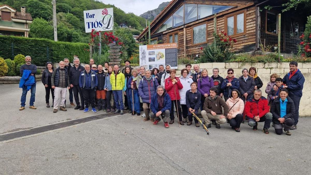 Asistentes a la ruta guiada por el Valle del Huerna.