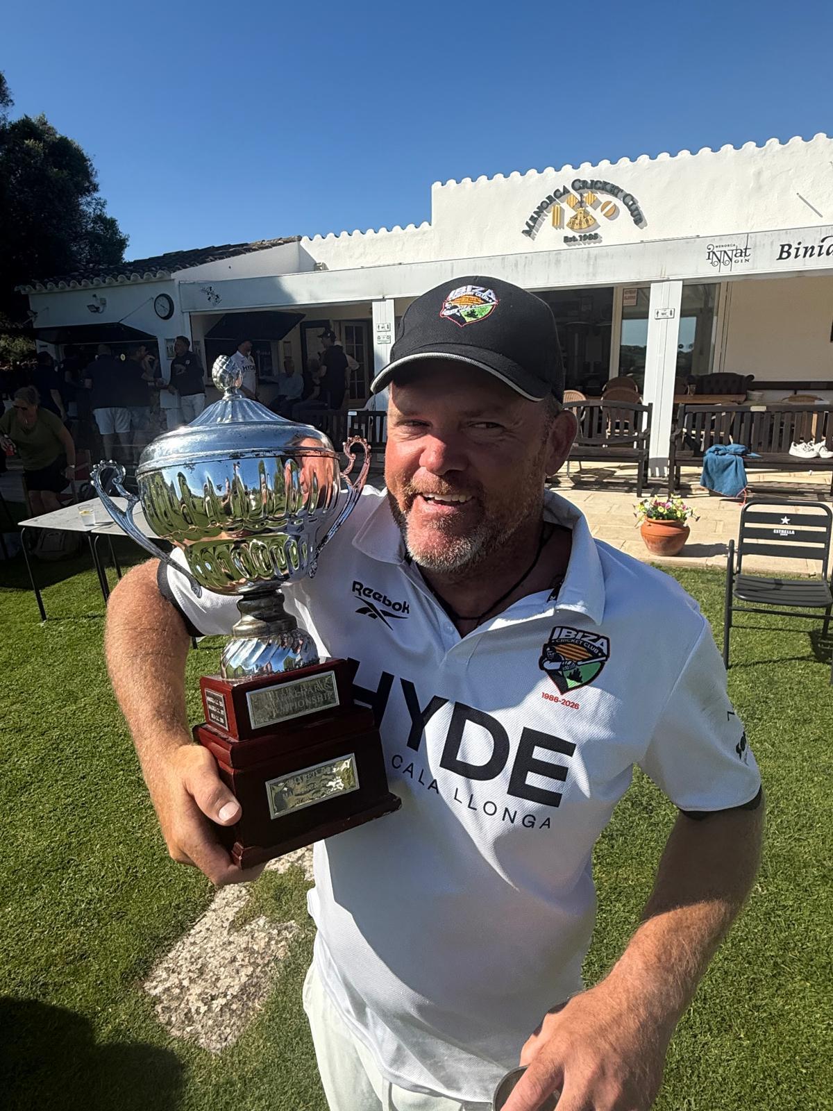 Lou Vincent posa con la Copa Balear.