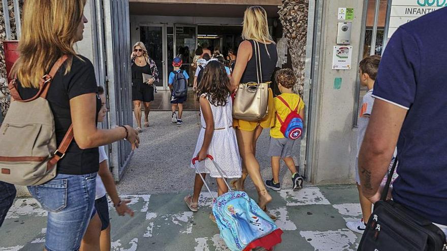 Alumnos entrando en el colegio Clara Campoamor, que pierde un aula de Primaria.