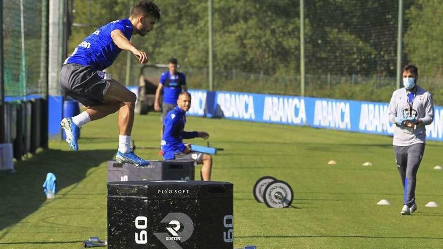 Luis Ruiz realiza un salto durante la jornada matinal de ayer en Abegondo.