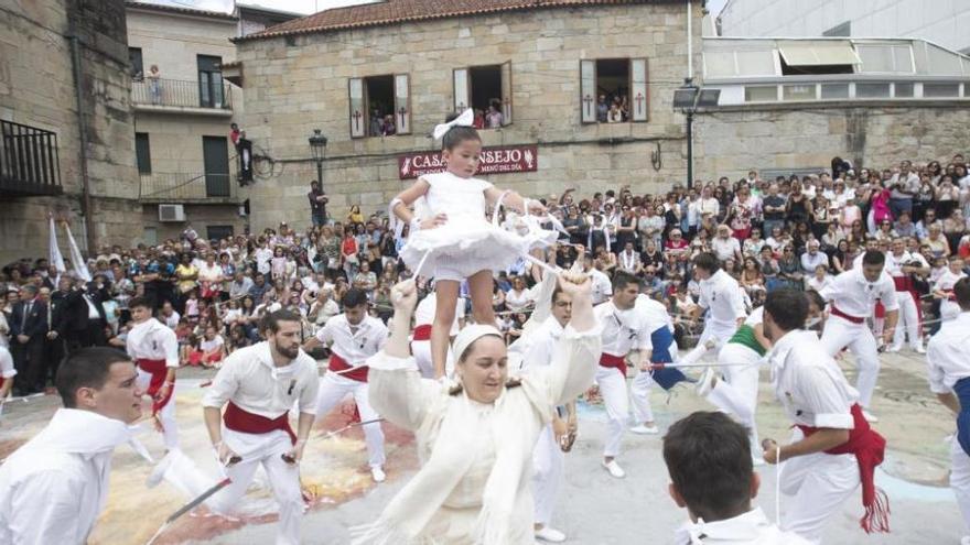 La procesión del Corpus y la danza avivan Redondela