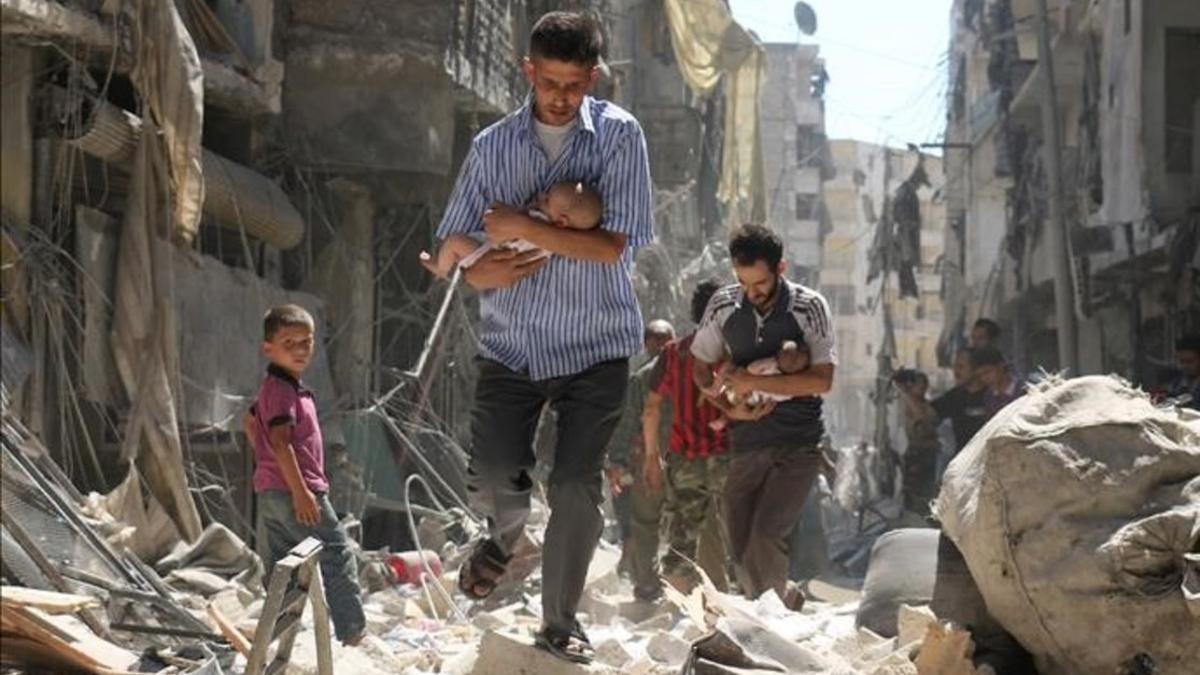 zentauroepp36447082 afp pictures of the year 2016 syrian men carrying babies mak161223120647