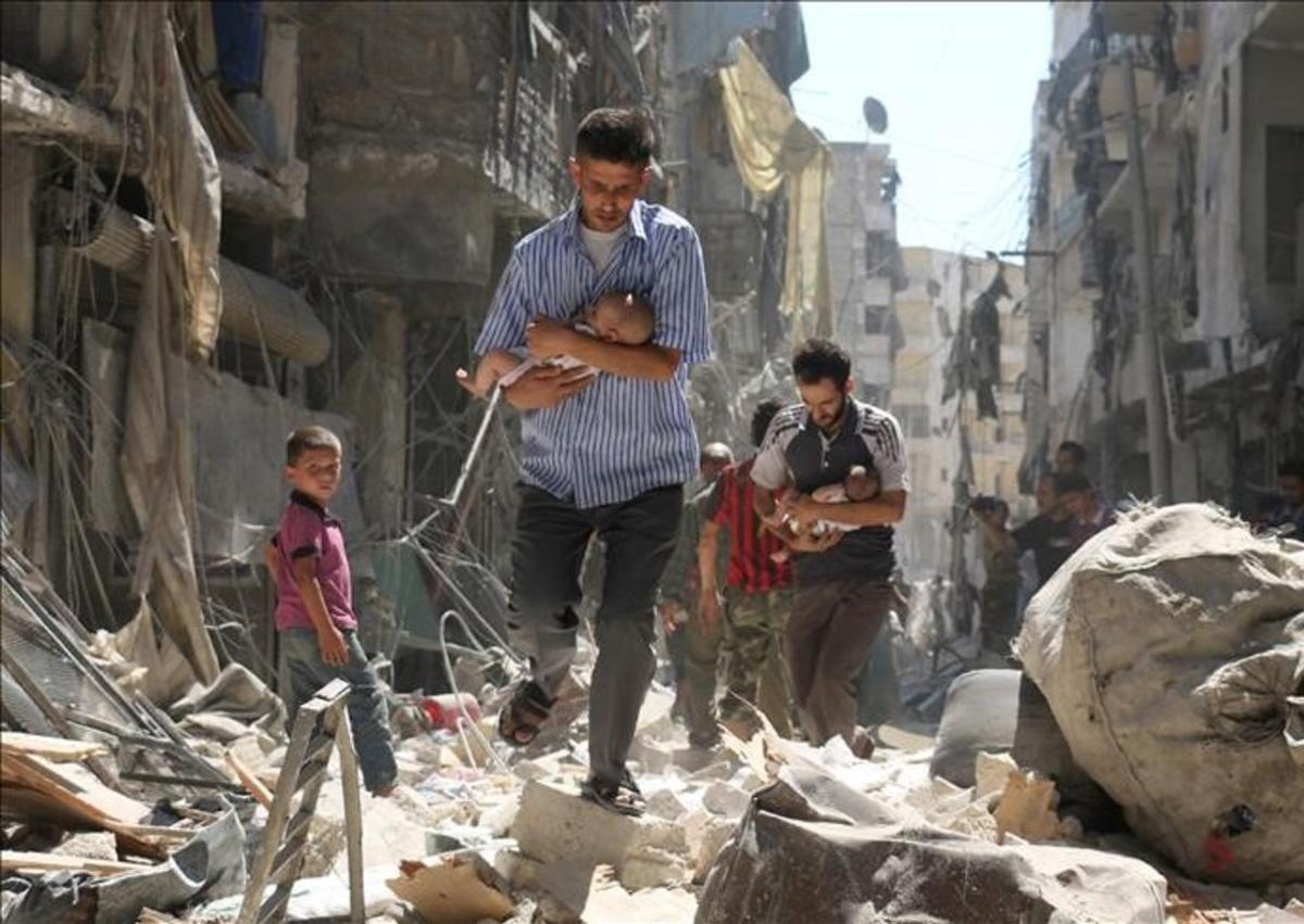 zentauroepp36447082 afp pictures of the year 2016 syrian men carrying babies mak161223120647