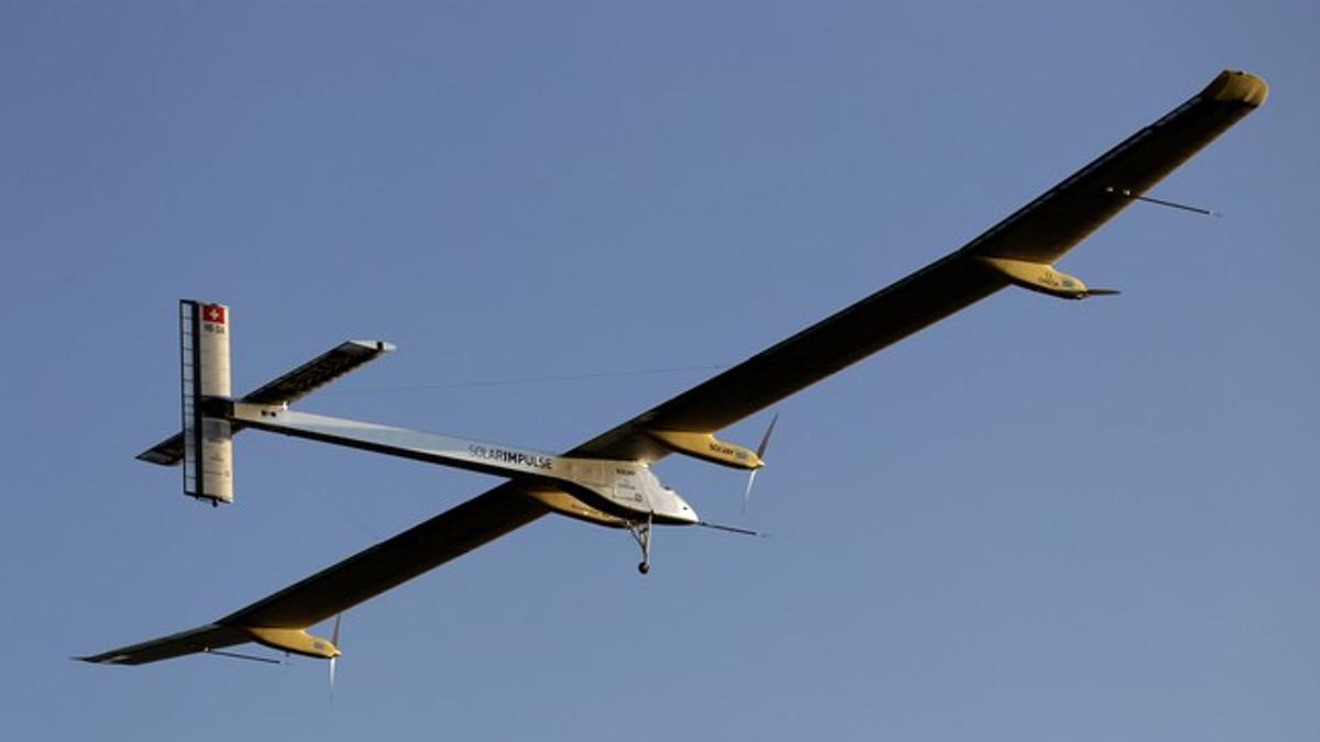 El Solar Impulse sobrevolando el cielo de Suiza en julio de 2010