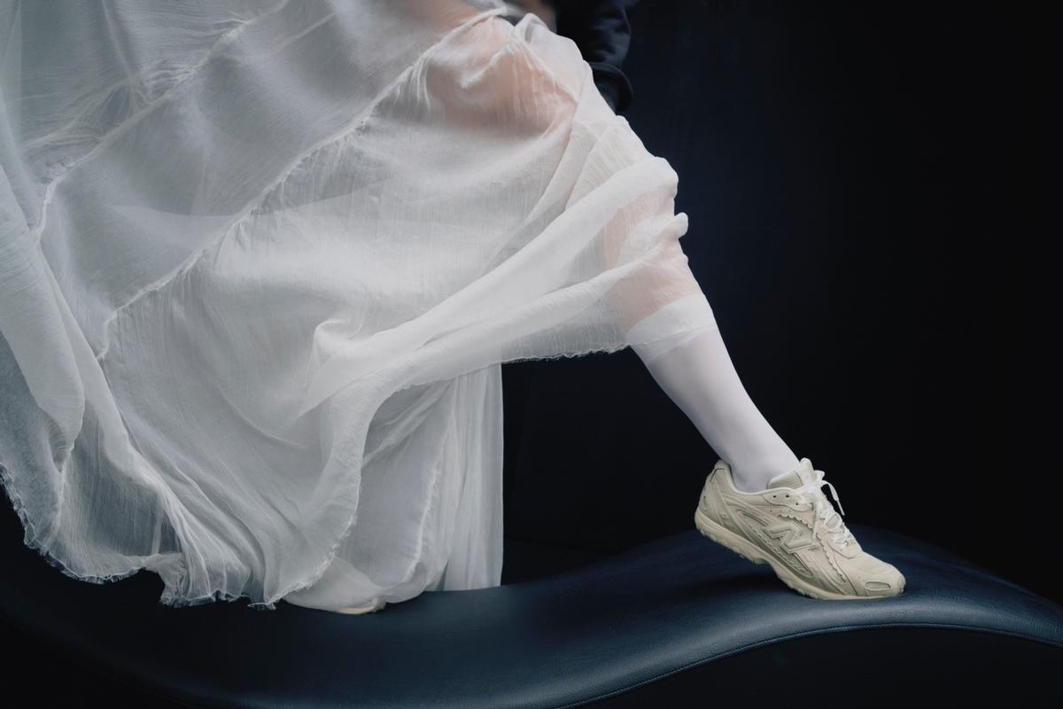 El diseño se presenta en el tono Sea Salt con Linen, una paleta neutra que refuerza su elegancia discreta.