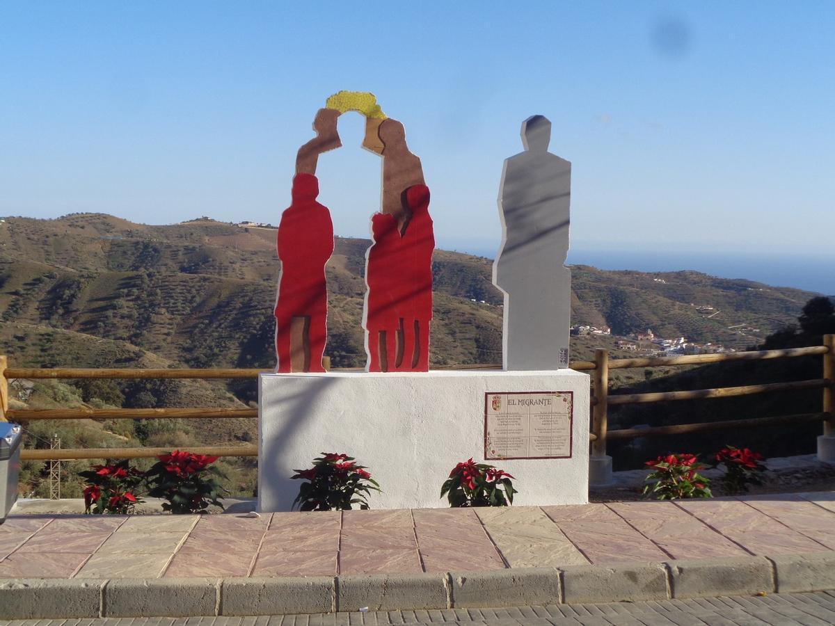 La escultura El Migrante, de Andrés Montesanto, preside la plaza Muley Hacén de entrada y salida de Moclinejo.