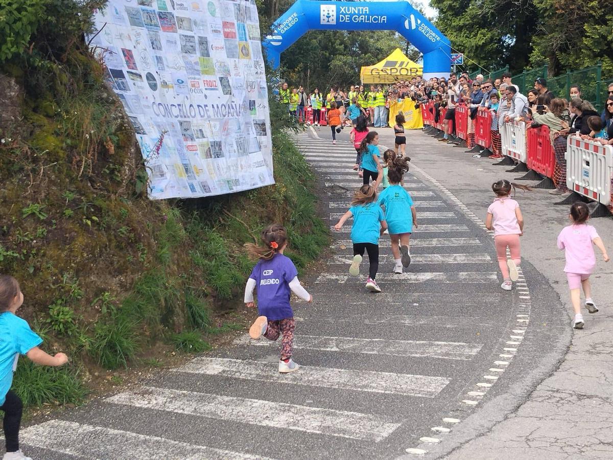 Corrieron en las inmediaciones del colegio por el Monte dos Remedios, conjugando deporte y naturaleza