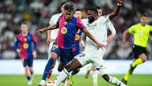 Lamine Yamal right winger of Barcelona and Spain and Antonio Rudiger centre-back of Real Madrid and Germany compete for the ball during the Spanish Super Cup final match between Real Madrid and FC Barcelona at King Abdullah Sports City on January 12, 2025 in Jeddah, Saudi Arabia. (Photo by Jose Breton/Pics Action/NurPhoto via Getty Images)
