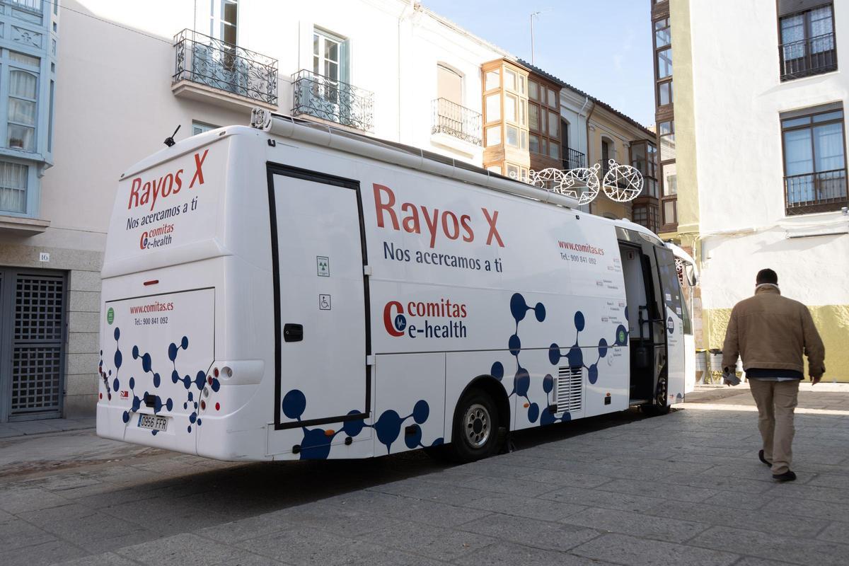Unidad móvil medicalizada de Comitas e-health a las puertas del Teatro Ramos Carrión de Zamora