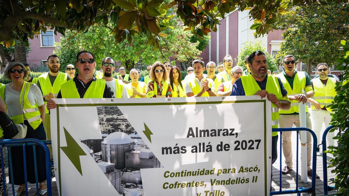 TRABAJADORES DE LA CENTRAL NUCLEAR DE ALMARAZ SE MANIFIESTAN CONTRA EL CIERRE
