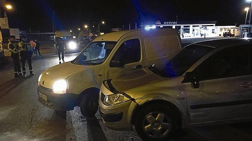 Un vehículo de los implicados tras colisionar contra el coche de la Guardia Civil. // GC