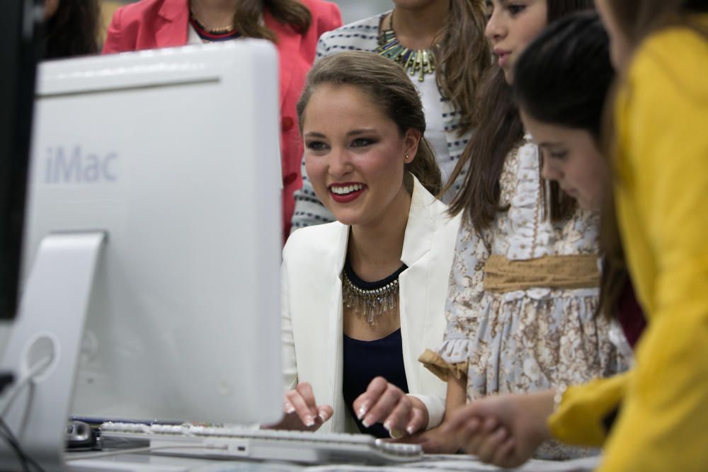 La Bellea del Foc y la Infantil, acompañadas de sus damas, visitaron la redacción del periódico y respondieron a las preguntas de los lectores en un encuentro digital