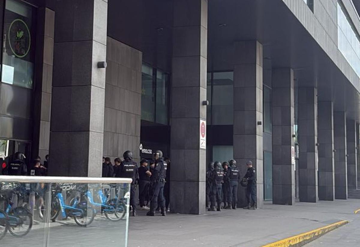 Agentes antidisturbios de la Policía Nacional, identifican a aficionados del Leganés en los soportales de la Casa del Agua