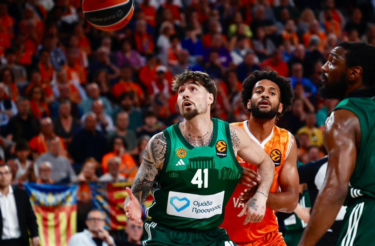 Panathinaikos sobrevive a la última posesión del Valencia Basket en el Roig Arena