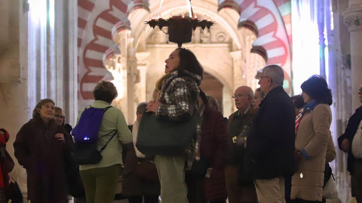 Grupo de turistas en el interior de la Mezquita-Catedral de Córdoba.