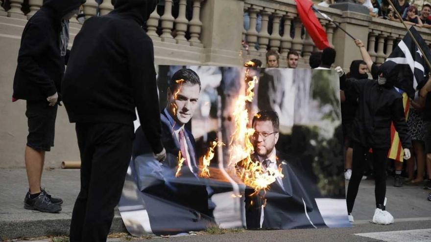 Manifestantes independentistas queman una foto de Aragonés y Pedro Sánchez