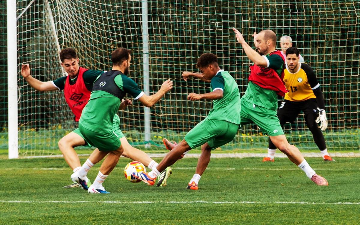 Entrenamiento del Juventud Torremolinos CF en su primera temporada en la Primera RFEF.