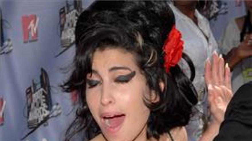 Los Grammy coronan a Amy Winehouse como su nueva reina