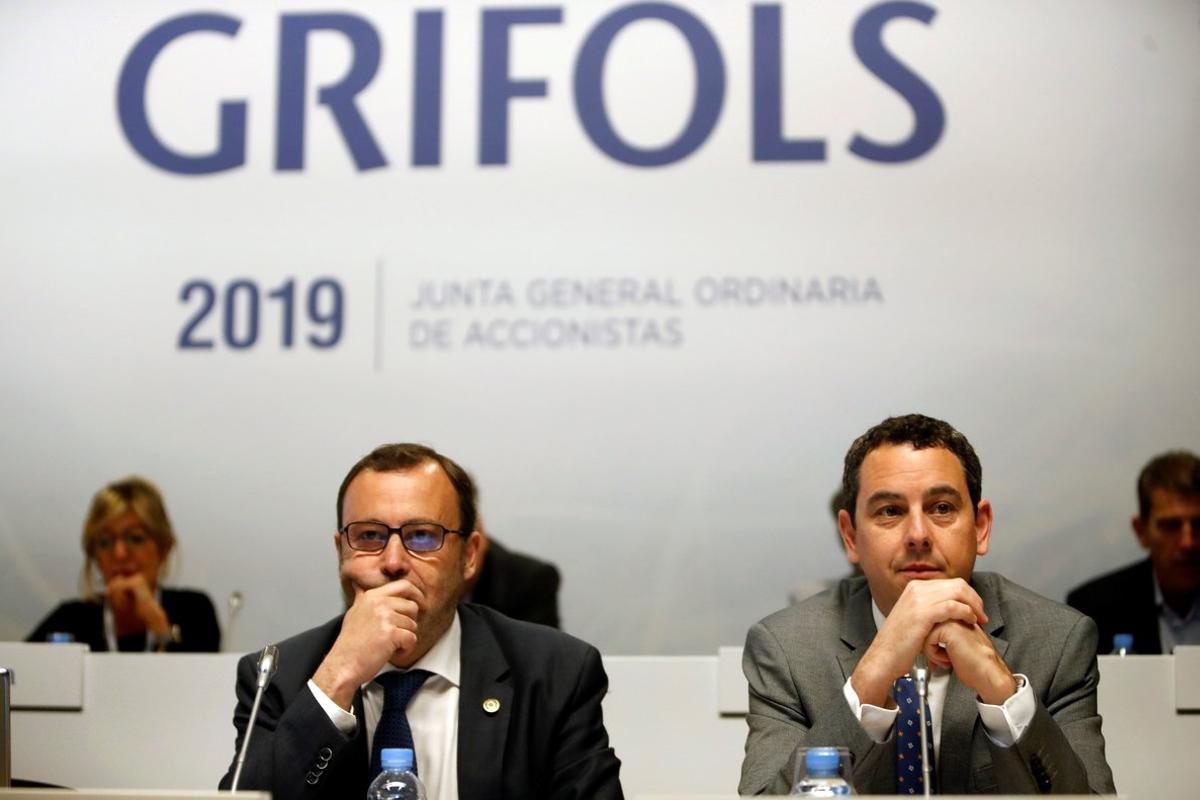 GRAFCAT9519. SANT CUGAT (BARCELONA), 24/05/2019.- Los consejeros delegados de Grifols, Raimon Grifols (i) y Víctor Grifols Deu (d), al inicio de la Junta General de Accionistas de la multinacional catalana de hemoderivados que se celebra este viernes en Barcelona con puntos de interés como la expansión internacional de la compañía en China y los resultados de su ensayo clínico para ralentizar la evolución del Alzheimer. EFE/Toni Albir