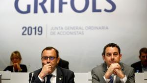 GRAFCAT9519. SANT CUGAT (BARCELONA), 24/05/2019.- Los consejeros delegados de Grifols, Raimon Grifols (i) y Víctor Grifols Deu (d), al inicio de la Junta General de Accionistas de la multinacional catalana de hemoderivados que se celebra este viernes en Barcelona con puntos de interés como la expansión internacional de la compañía en China y los resultados de su ensayo clínico para ralentizar la evolución del Alzheimer. EFE/Toni Albir