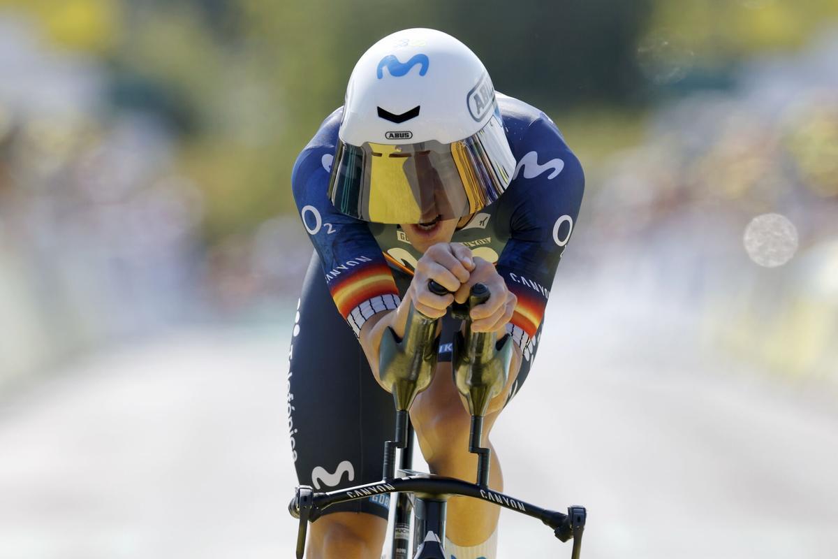 El ciclista español Pablo Castrillo, del equipo Movistar, cruza la línea de meta de la 16.ª etapa del Tour de Francia. El ciclista español Pablo Castrillo, del equipo Movistar, cruza la línea de meta de la 16.ª etapa del Tour de Francia.