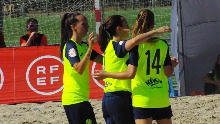 La celebració d'un dels gols del Roses Platja.