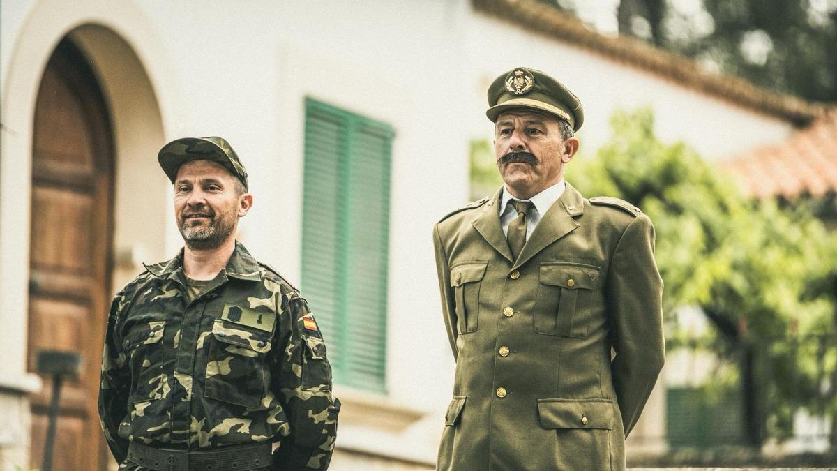 Dos actores caracterizados de soldados.