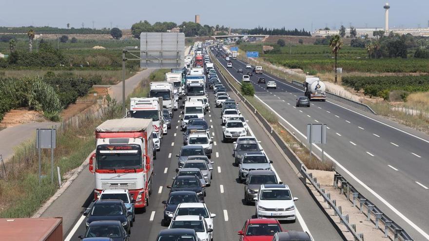 Cortan la A-7 a la altura de Benifaió por un accidente de un camión volcado