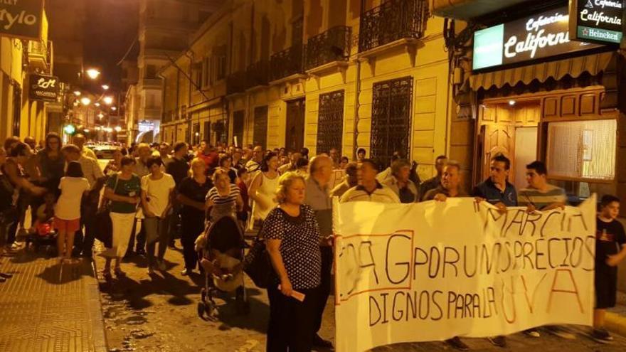 Los agricultores marcharon sobre las calles de Jumilla con el lema ´Por unos precios dignos´.