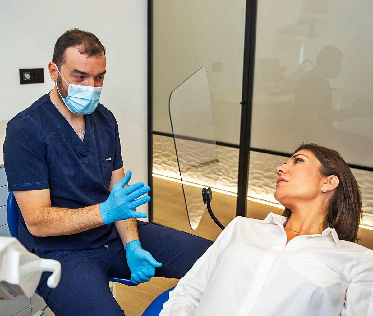 Una clínica odontológica con la mampara fabricada por la empresa asturiana.